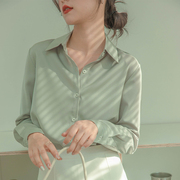 牛油果醋酸缎面衬衫女春秋职业法式小众别致浅绿色高级感长袖上衣