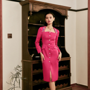MagicQ原创设计玫红色梯形领山茶孔雀刺绣翻盖口袋修身长袖连衣裙