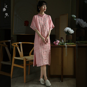 江南范改良旗袍年轻款粉色新中式国风苎麻刺绣中袖送考连衣裙夏季