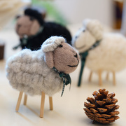 美式乡村羊毛毡小羊羔摆件手工，成品玩偶可爱围巾桌面家居柜装饰品