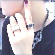 钛钢时尚黑白色陶瓷网红戒指男女情侣款镀食指环尾戒子