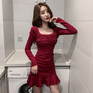 褶皱红色裙子秋冬方领显胸性感，女人味连衣裙夜店设计感鱼尾包臀裙