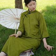 玲珑缎旗袍绿色，古法一片式倒大袖，醋酸长款斜襟