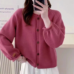 韩系玫红羊毛开衫女装，2024春季圆领，针织毛衣外套长袖短款上衣
