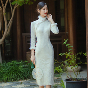 白色复古高级感长袖旗袍2024年秋冬季年轻款改良版气质连衣裙