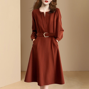 流行设计感通勤v领连衣裙女冬2022橘红色，收腰气质时尚中长裙