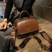 香港品牌包包女2023流行复古斜跨小包真皮手提单肩质感小方包