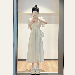高级感白色连衣裙女夏季温柔风，小个子法式泡泡，袖v领收腰显瘦长裙