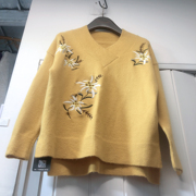 黄色V领刺绣毛衣