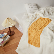 极速北欧风轻奢珊瑚绒抱枕被子两用冬季保暖车内办公室午睡毯子靠