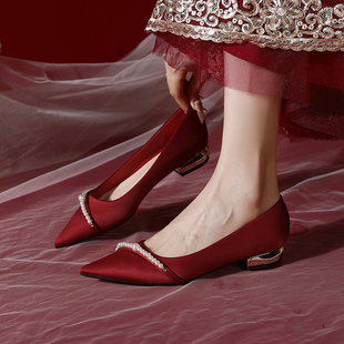 红色婚鞋女低跟中式秀禾订婚新娘，鞋2023年尖头，平底单鞋不累脚