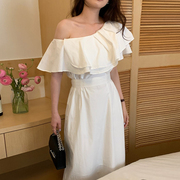 韩国chic夏季法式气质，斜肩双层荷叶边系带，收腰显瘦中长款连衣裙女