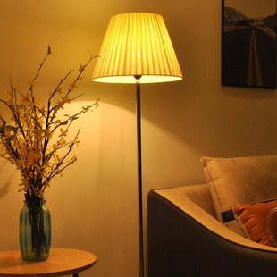 落地灯客厅卧室沙发床头，现代创意温馨装饰led遥控喂奶落地台灯