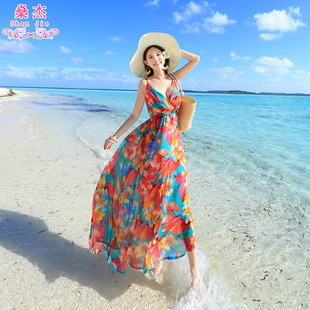 泰国三亚海边度假沙滩，裙女波西米亚长裙雪纺，裙子v领吊带裙连衣裙