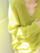 春季v领荧光绿马海毛毛衣女宽松慵懒风氛围，感高级超好看针织上衣