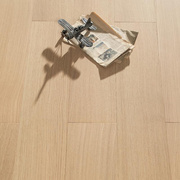 橡木原木大板新三层实木复合地板原木色拉丝家用锁扣地热地板