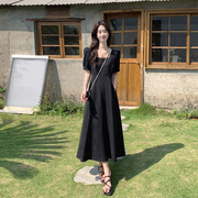 赫本风黑色雪纺连衣裙，女夏季2024修身显瘦气质，方领a字裙子
