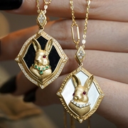 18K金小兔子镶嵌天然祖母绿钻石吊坠贝母黑玛瑙珠宝宝石原创设计
