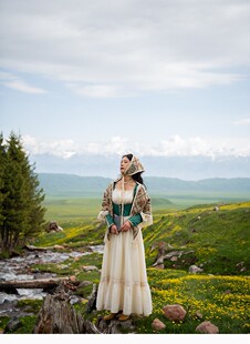 理想三旬女装复古绿色蕾丝拼接古着巴伐利亚田园风旅拍草原裙长裙