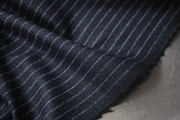意大利进口薄款温润蓝黑白色竖条纹，细腻斜纹编织柔顺纯羊毛面料