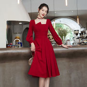 秋装2024年女红色连衣裙，方领气质收腰显瘦中长款回门裙子礼服
