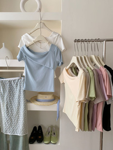 奶蓝色一字肩斜领短袖t恤女夏季修身洋气，设计感小众百搭小衫上衣