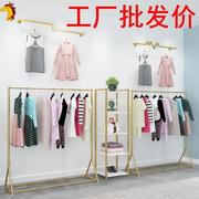 订在墙上时尚服装店货架上墙凉衣挂衣服的展示架衣架男装店店面侧