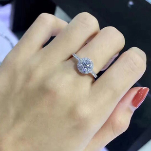 18K金钻戒结婚30分50分钻石戒指女1克拉求订结婚铂金显钻群镶