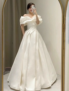 白色一字肩婚纱礼服2023优雅显瘦高贵迎宾主纱新娘结婚缎面出门纱