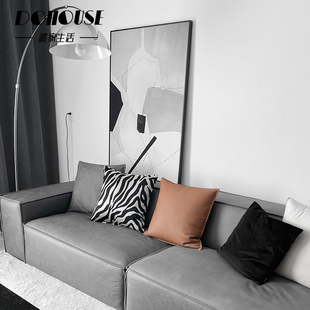 现代简约轻奢设计师款灰黑色沙发客厅搭配斑马纹棕色系抱枕靠垫