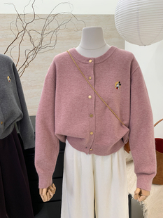 小哲冬季韩国设计感小众刺绣，圆领加厚短款开衫，毛衣女(毛衣女)外套