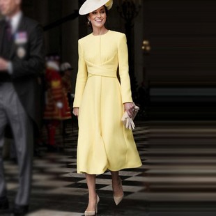 凯特王妃同款2024春秋女装圆领长袖高级感淡黄色中长连衣裙潮