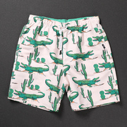 男士休闲沙滩裤五分短裤米色，仙人掌鳄鱼图案，潮流夏日感清爽透气潮