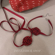 圣诞酒红项链女锁骨链，约会氛围感搭配酒会，绑带玫瑰颈带锁骨链