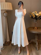 白色连衣裙女夏2024法式复古方领收腰显瘦气质赫本风长款裙子