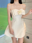 白色蝴蝶结连衣裙女高级感2024性感设计感气质抹胸短裙礼服裙