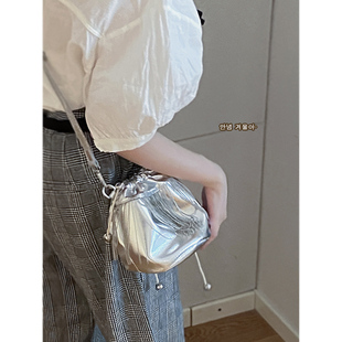韩国小众设计包包女2023时尚，流苏水桶包高级(包高级)感百搭单肩斜挎包