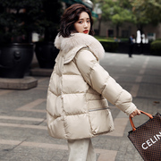 2020冬季韩版小个子时尚洋气，白色羽绒服女中长款大毛领派克服