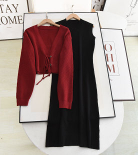 阔系の新中式v领盘扣，红色针织开衫+黑色，显瘦背心连衣裙两件套装女