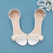 优雅法式白色玫瑰花朵珍珠粗高跟鞋一字式腕带露趾夏季女凉鞋百搭