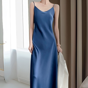 蓝色吊带连衣裙女2024夏季气质高级感吊带裙，夏天打底v领度假