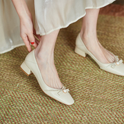 何里家软皮女鞋踩跟鞋中跟单鞋淑女鞋白色，珍珠婚鞋伴娘鞋杏色