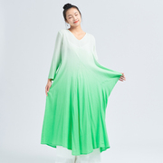 花椿诗意渐变色连衣裙夏女v领长袖，宽松绿文艺，不规则设计感中长裙