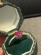 18k金爱心(金爱心，)款隐秘式镶嵌50分红宝石钻石戒指