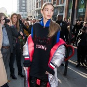 HILFIGER COLLECTION Gigi款猫头鹰圆领露臂长袖连衣短裙