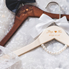 婚礼衣架定制伴手礼新娘新郎婚纱，礼服衣撑名字实木雕刻个性结婚挂