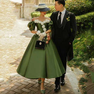 影楼主题婚纱展会森系花朵，绿抹胸甜美短裙，情侣摄影拍照礼服装