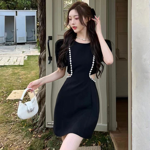 气质露腰黑色镶钻连衣裙女2023夏季设计感小众独特修身裙子