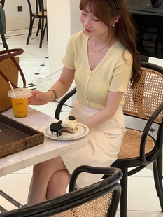 青梅 一杯柠檬 韩国嫩黄色显白针织短袖温柔清纯气质小女人