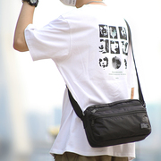 日系男士单肩包ins风休闲斜挎包个性潮流，韩版邮差包学生(包学生)新小跨包